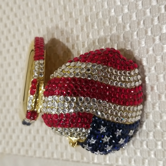 Estee Lauder compact decorative with brilliant crystals (American flag apple). - Picture 3 of 8
